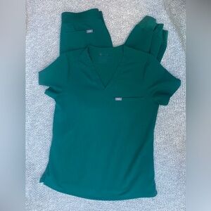 FIGS Zamora Jogger Scrub Pants (s)

FIGS Catarina One-Pocket Scrub Top (s)